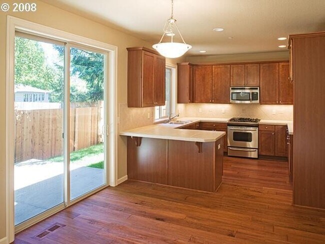Foto del edificio - Beautiful 4 Bedroom Home In Garden Home Area!