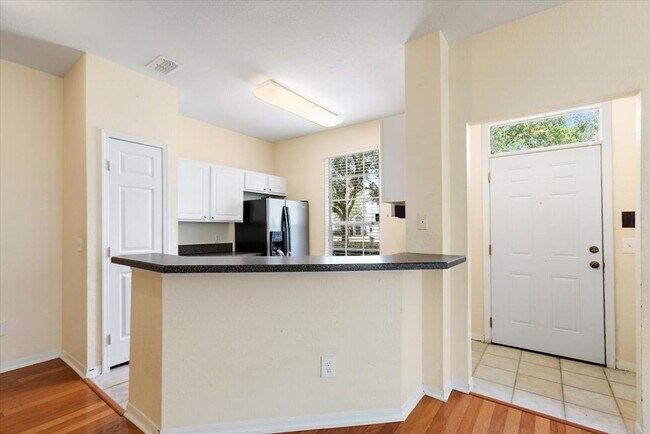Building Photo - Highly desired Bishops Court Community condo!