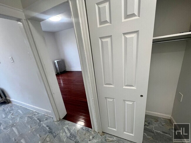 Foto del edificio - 3BR 1BA 1100sft Floor Through
