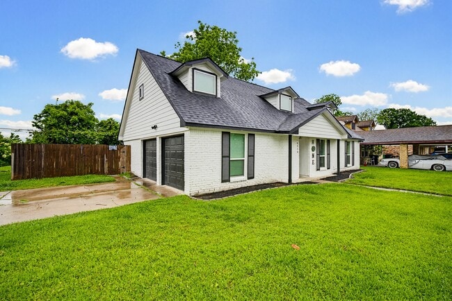 Building Photo - 6215 Great Oaks Dr
