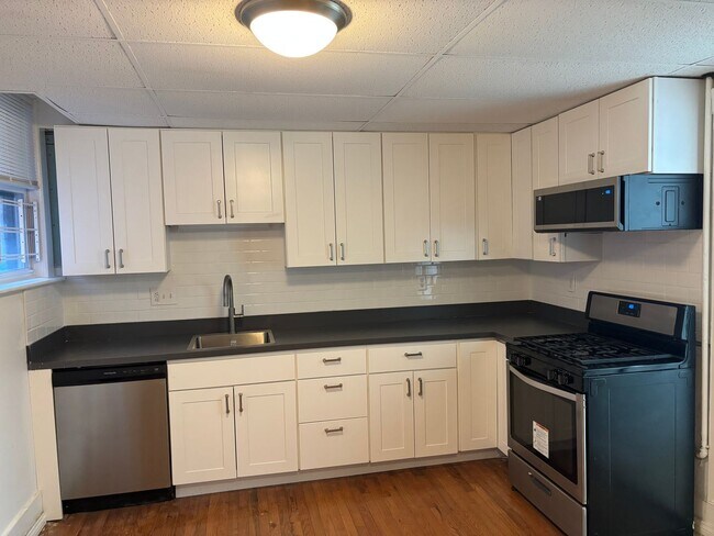 Foto del edificio - 3Br/1Bth, Available NOW. Great for a roommate students. MUST SEE!!