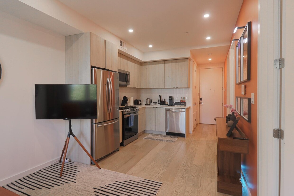 Photo - 1806 St NE - 10