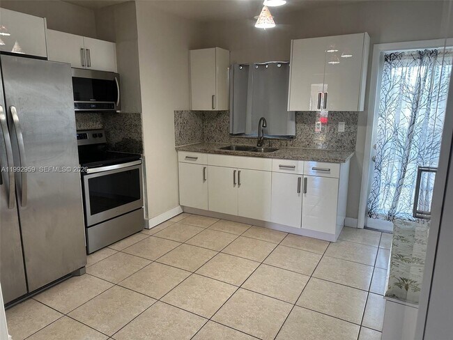 Building Photo - 260 W 56th St