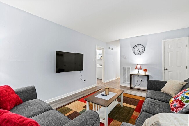 Foto del edificio - Furnished 2 Bed/2 Bath with Office and Deck