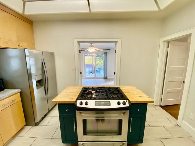 Building Photo - Awesome 4BD/3BA in prime Uptown! Remodeled w/ HGTV! Avail. May 1st!