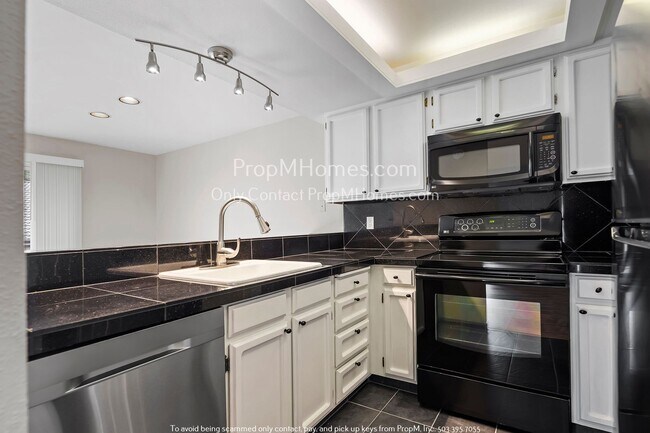 Foto del edificio - Chic Two-Bedroom Condo in Mountain Park wi...