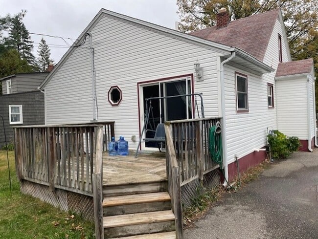 Building Photo - 2 Bedroom, 1 Bath Single Family Home with ...