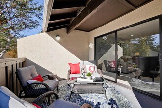 Building Photo - 999 Evelyn Terrace W