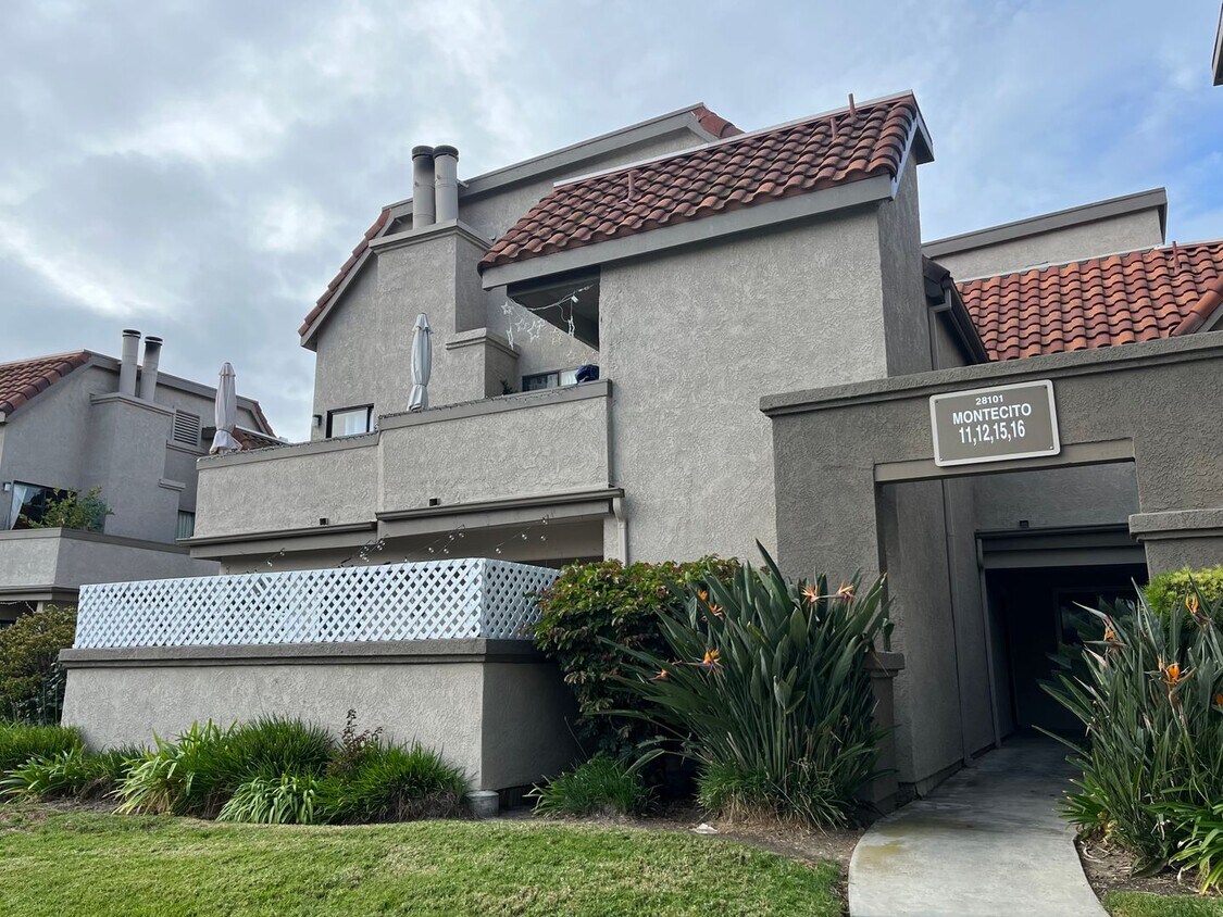 Primary Photo - Must See 3 Bedroom 2 Bathroom Condo in Lag...