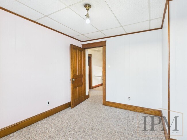 Building Photo - Available Now! Charming 2 Bedroom, 1 Bath ...