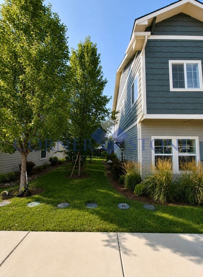 Building Photo - Charming Townhouse Close To The Village!