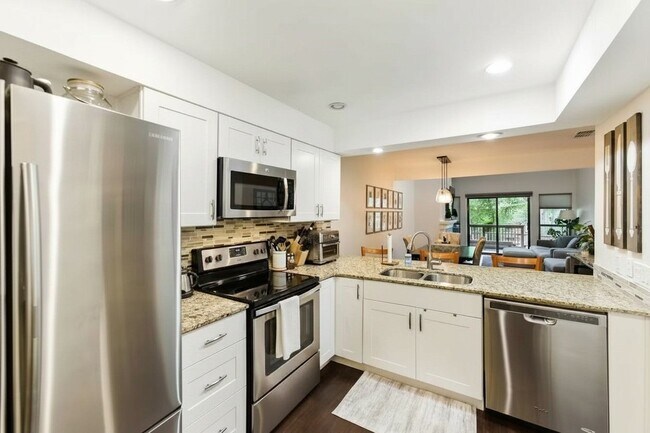 Foto del edificio - 8110 Baywood Dr