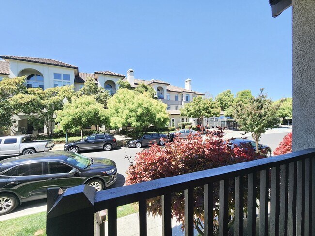 Building Photo - Spacious Townhouse in San Mateo