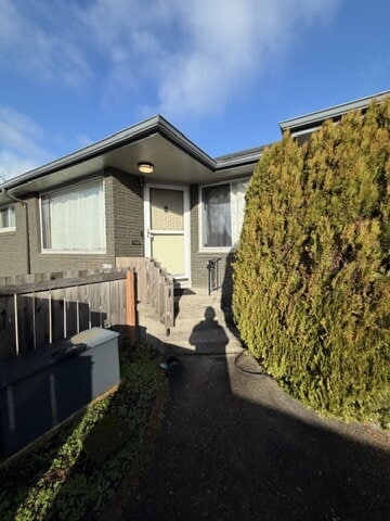 Foto del edificio - Bright 2-Bedroom Tri-plex, Near Parks and Transportation