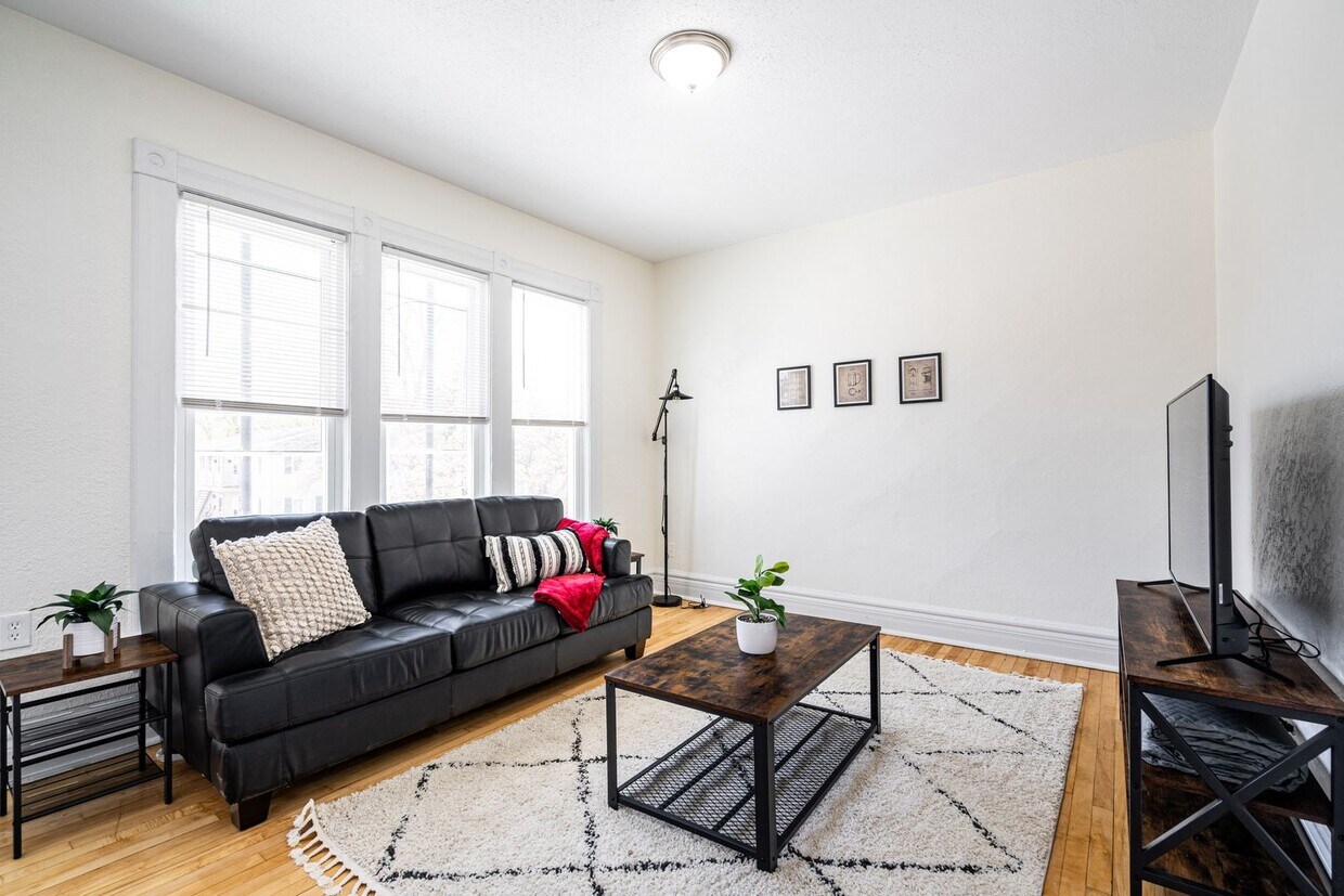 Foto principal - 4Bdrm Upper Flat of Eastside Duplex Fully ...