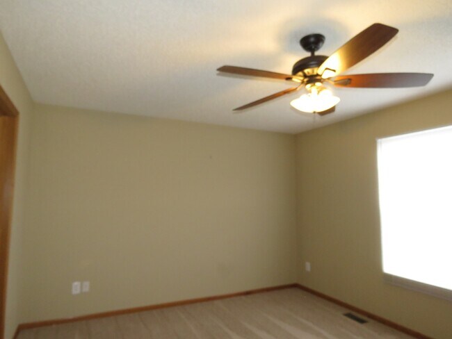 Foto del edificio - 3bd 2ba 2car garage town home $2295/mo+ ut...