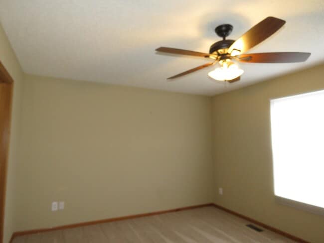 Building Photo - 3bd 2ba 2car garage town home $2295/mo+ utilities