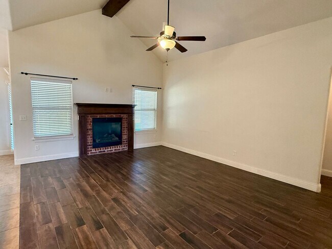 Foto del edificio - Beautiful 4 Bed, 2 Bath, 3 Car Home in Edm...