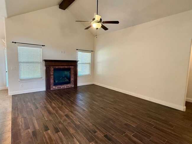 Photo - Beautiful 4 Bed, 2 Bath, 3 Car Home in Edm...