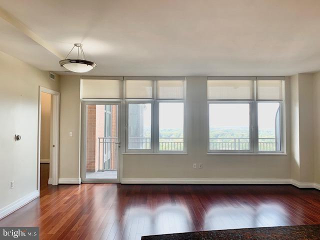 Foto principal - 8220 Crestwood Heights Dr