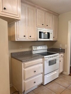 Foto del edificio - 712 Meadowlark Dr