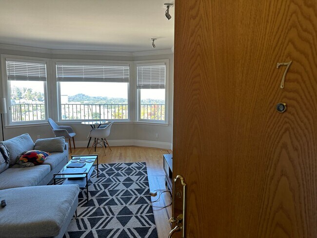 Building Photo - 370 Upper Terrace