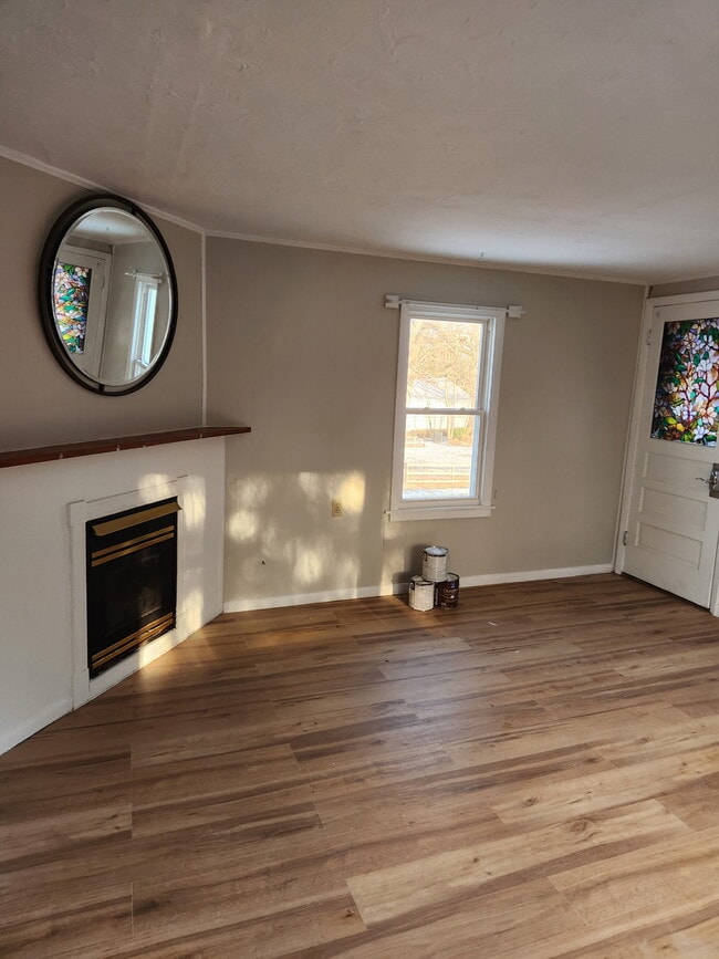 Livingroom/gas fireplace - 1424 North Ave Apartments