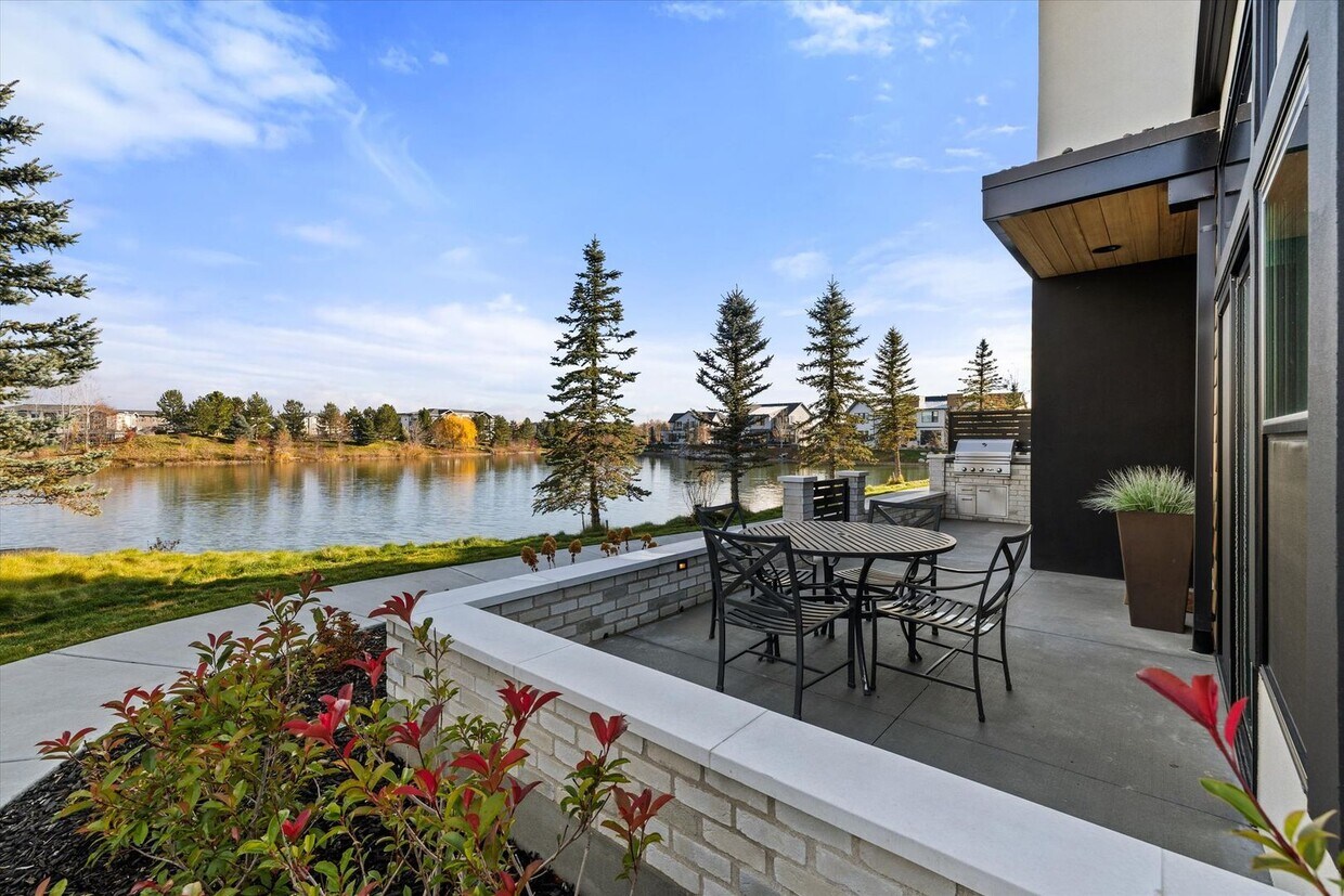 Foto principal - Waterfront End-Unit | 3 Bed | 3 Bath | 2,189 Sq. Ft. | Gated Community | Luxury Lake Living