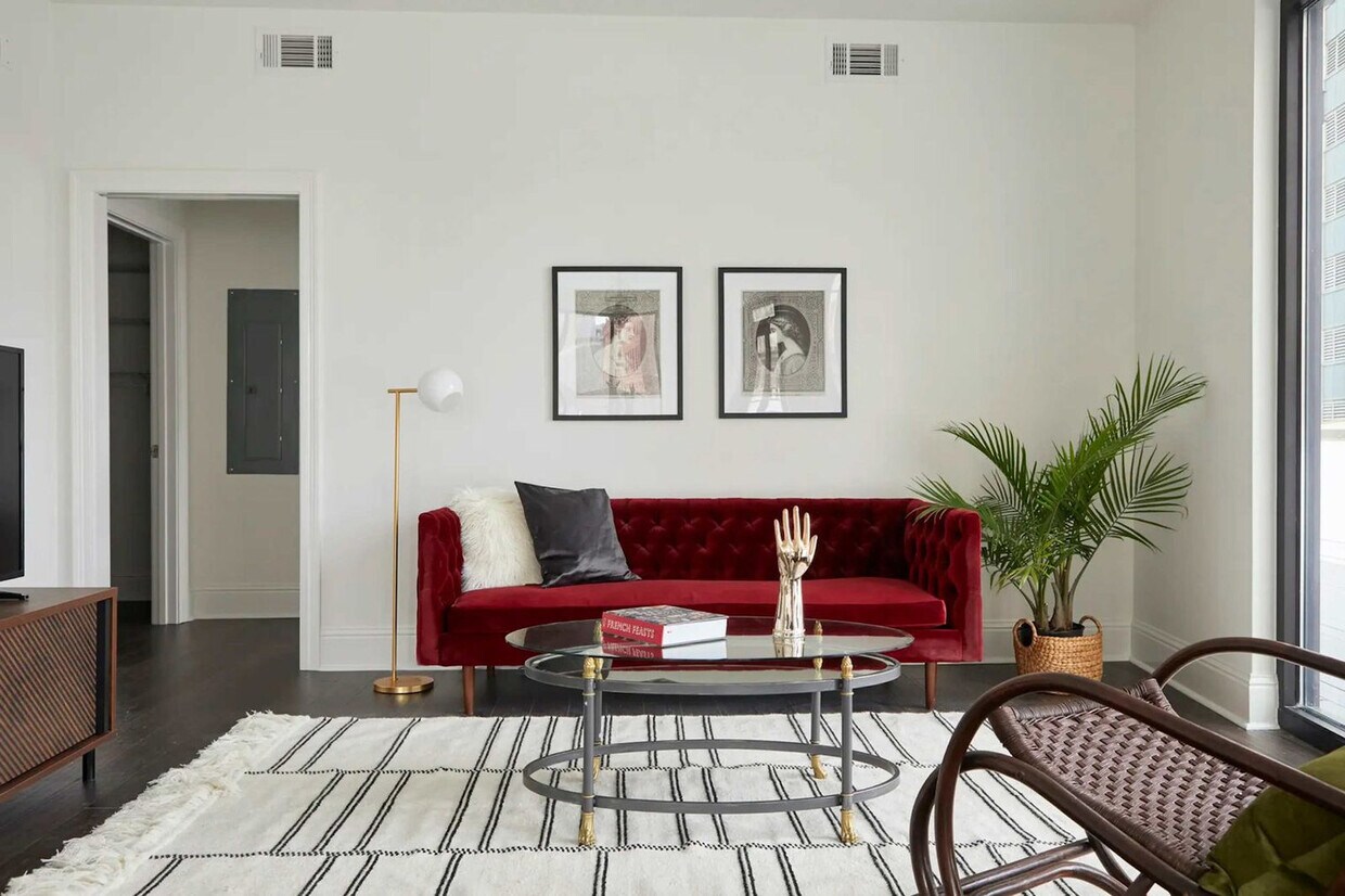 Foto principal - 301 St Charles Ave