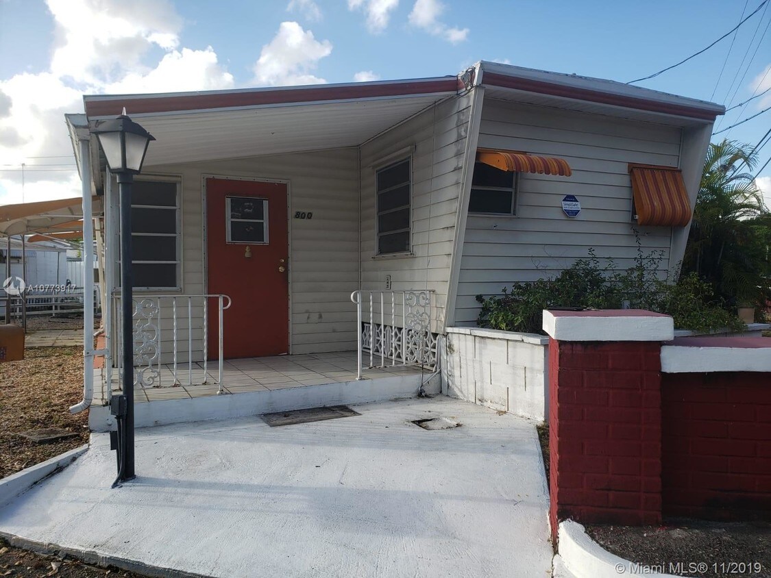 Foto principal - 800 SW 1st Ct