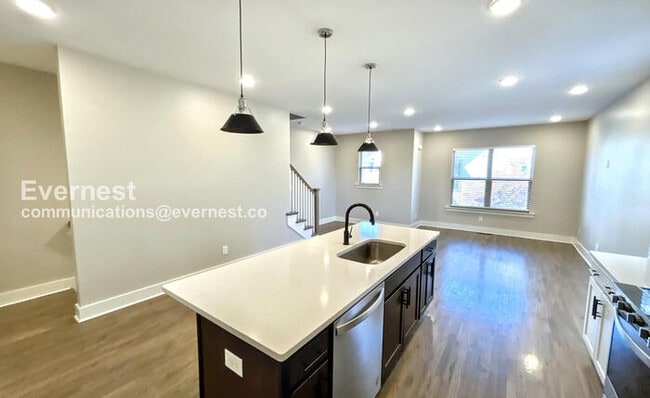 Foto del edificio - 208 Thompson Park Dr