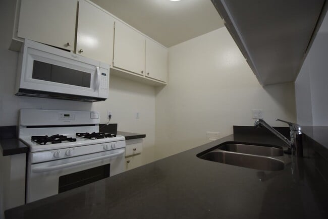 Building Photo - 14142 Victory Blvd