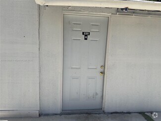 Building Photo - 225 NE 56th St