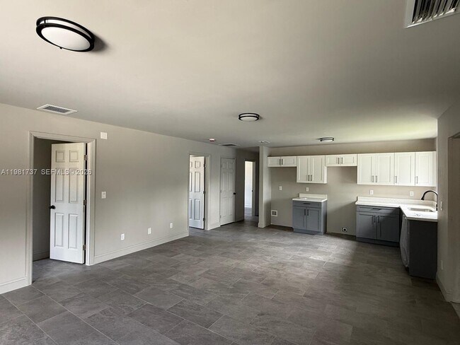 Building Photo - 2810 NW 9th Ct