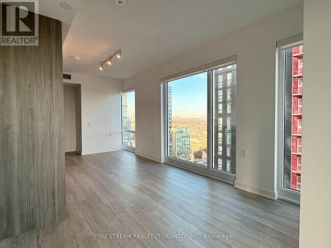 Photo du bâtiment - 88 Queen St E