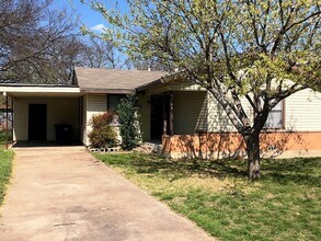 Building Photo - 506 Mary St