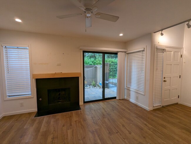 Building Photo - 1341 Greenwich Ct