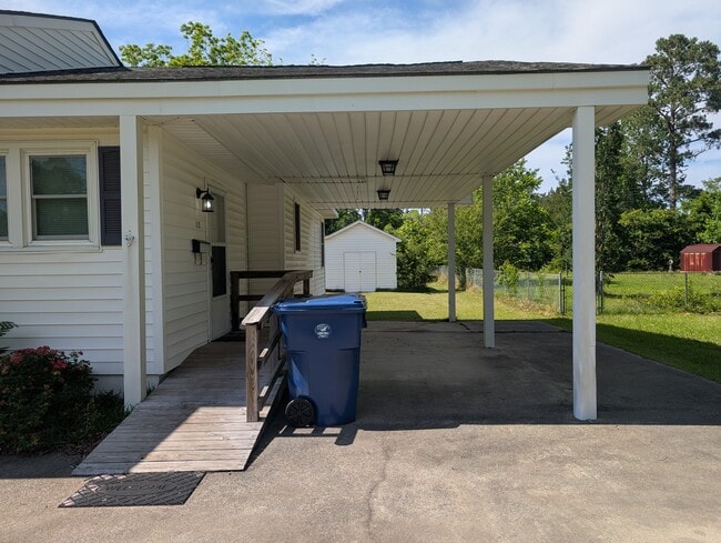 carport - 110 Nunn St