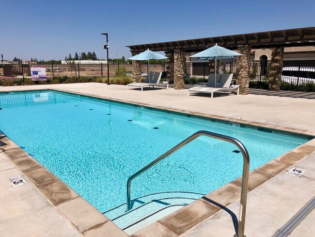 Foto del edificio - $2,295 Fowler & Shields, 4 bed - N. Sophie...