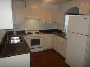 Building Photo - 815 E Rembrandt Way