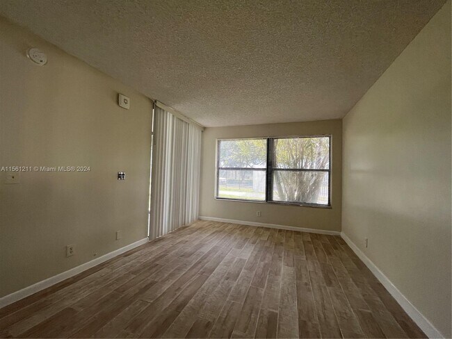 Building Photo - 207 Lake Pointe Dr