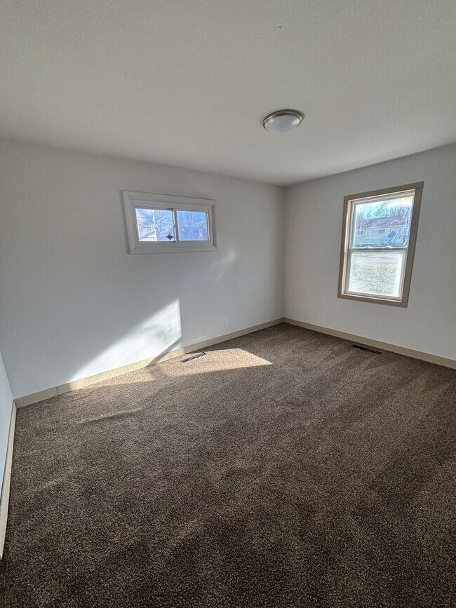 Building Photo - 4 bed 1 bath remodeled house!