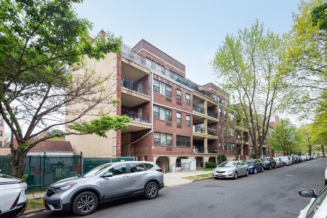 Primary Photo - 71-33 162nd St