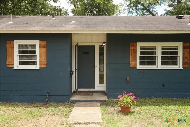 Building Photo - 621 Hackberry St