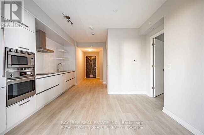 Photo du bâtiment - 2221 Yonge St