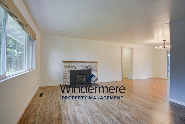 Building Photo - 3 Bedroom 2 bath single level home