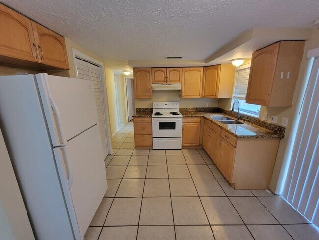 Foto del edificio - BEAUTIFUL 2/1/1 864Sq. Ft. with tile/wood ...
