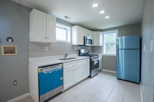 Foto del edificio - Lovely 2 BR/1 BA Condo in Columbia Heights!