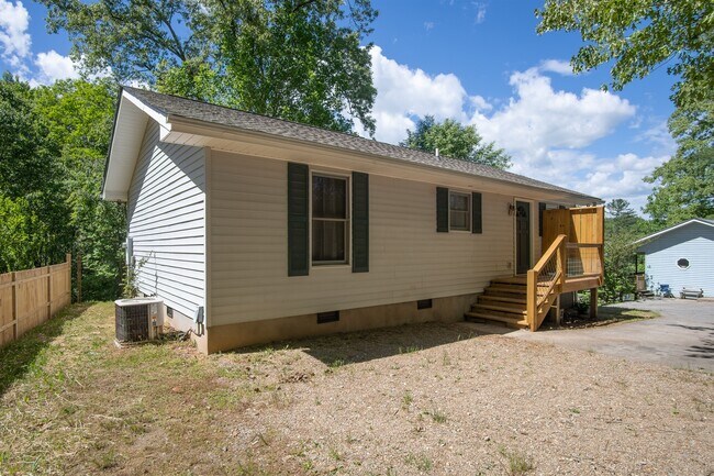 Building Photo - 111 W Southwood Dr