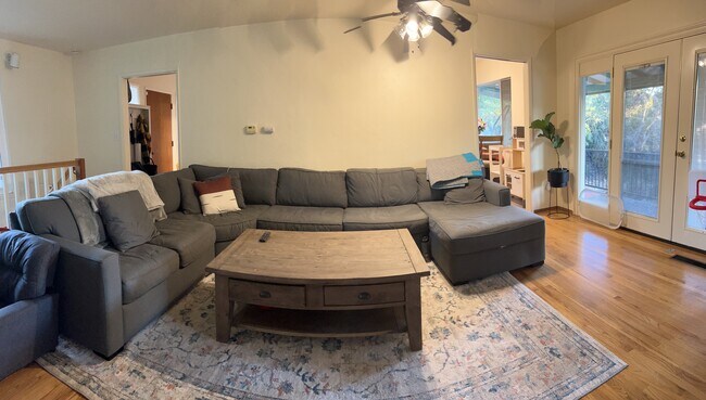 Foto del edificio - 4989 Randlett Dr